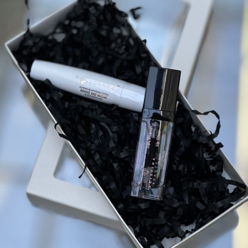Kristina Beauty lūpų blizgesys 100 Invisible ir juodas blakstienų tušas MAKE ME WOW dėžutėje-min Kristina Beauty lūpų blizgesys 100 Invisible ir juodas blakstienų tušas MAKE ME WOW dėžutėje