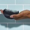 Galvos odos masažinis šepetys Tangle Teezer The Scalp Exfoliator & Massager, Onyx Black TT31050 (4)-min Galvos odos masažinis šepetys Tangle Teezer The Scalp Exfoliator & Massager, Onyx Black TT31050